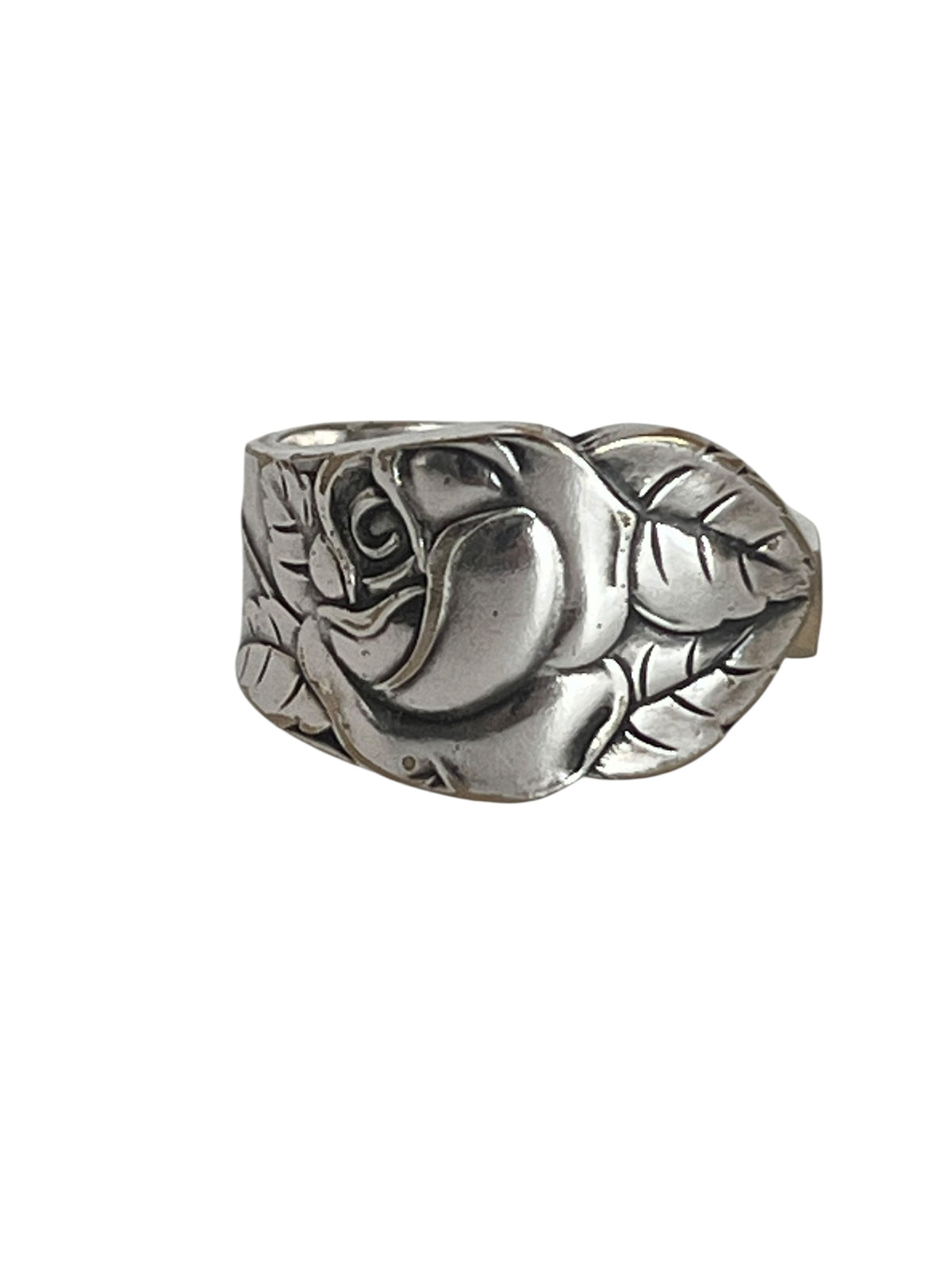 Close-up af ring af gammelt bestik hvor patina fremhæver rose og detaljer i mønsteret, håndlavet genbrugssmykke, lavet af Monnas Smykkedesign