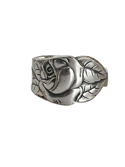 Close-up af ring af gammelt bestik hvor patina fremhæver rose og detaljer i mønsteret, håndlavet genbrugssmykke, lavet af Monnas Smykkedesign