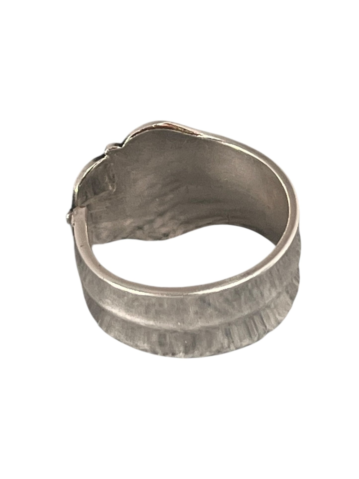 Ske ring med blomsterknop båret på finger, ring af gammelt bestik med enkelt og gammeldags formsprog, lavet af Monnas Smykkedesign
