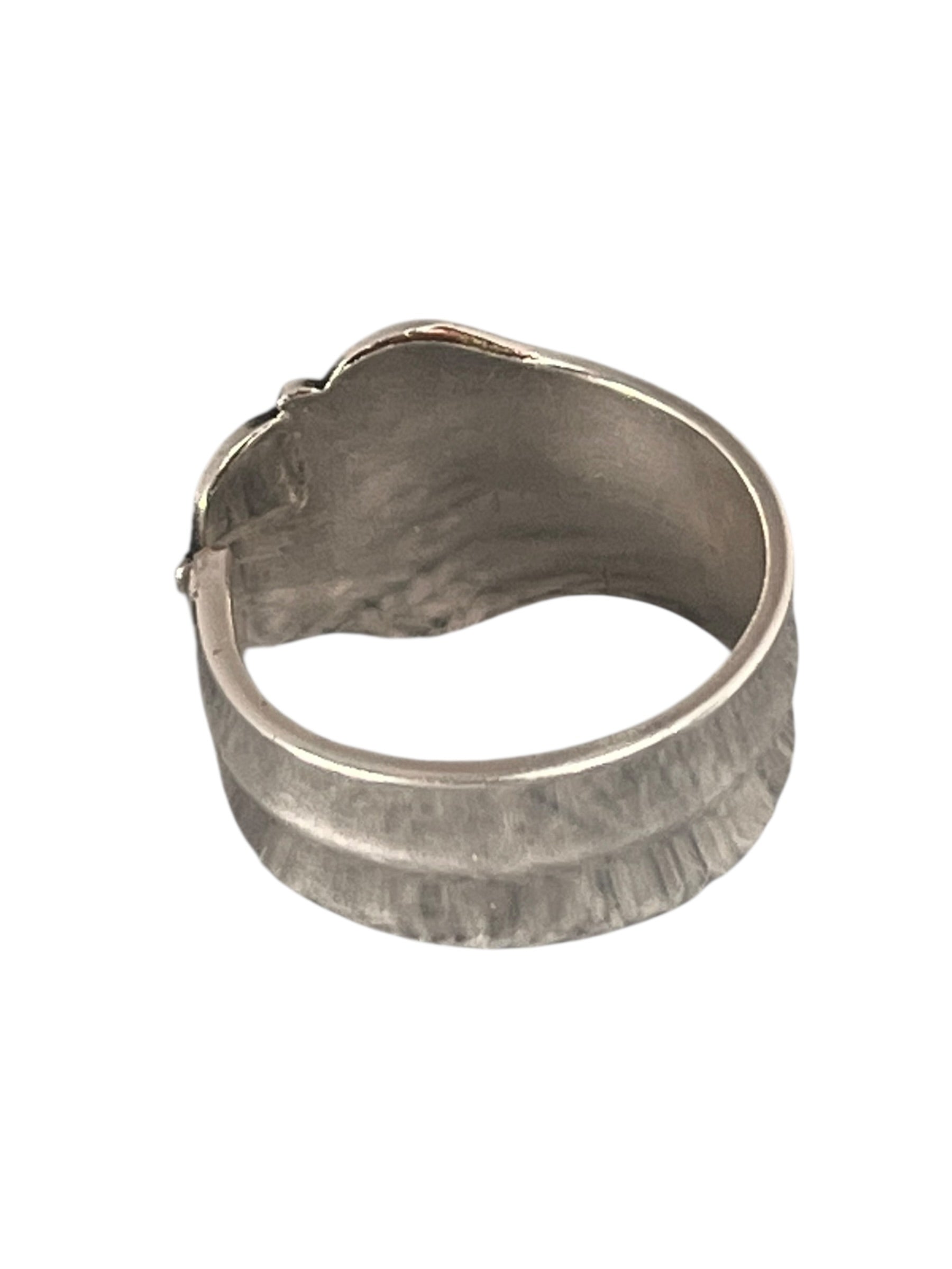 Ske ring med blomsterknop båret på finger, ring af gammelt bestik med enkelt og gammeldags formsprog, lavet af Monnas Smykkedesign