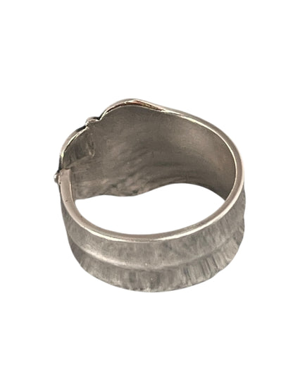 Ske ring med blomsterknop båret på finger, ring af gammelt bestik med enkelt og gammeldags formsprog, lavet af Monnas Smykkedesign