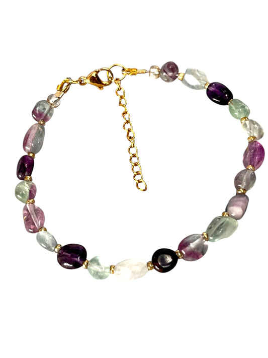 Flourit-krystal-armbånd-håndlavet-med-ægte- krystaller-og-forgyldte-detaljer-lavet-af-Monnas-Smykkedesign