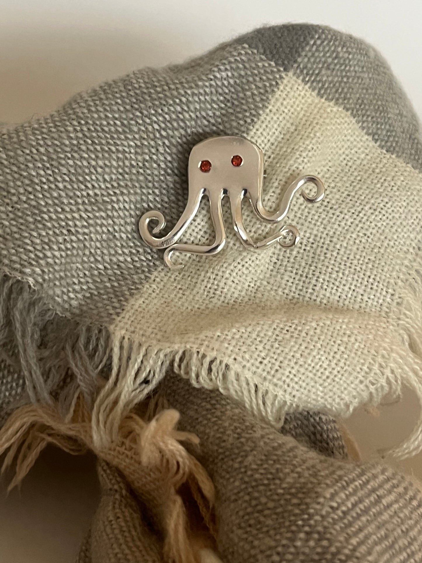 Håndlavet blæksprutte broche i antikt sølvtøj – kreativ vintage accessory , lavet af Monnas Smykkedesign