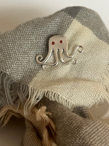 Håndlavet blæksprutte broche i antikt sølvtøj – kreativ vintage accessory , lavet af Monnas Smykkedesign