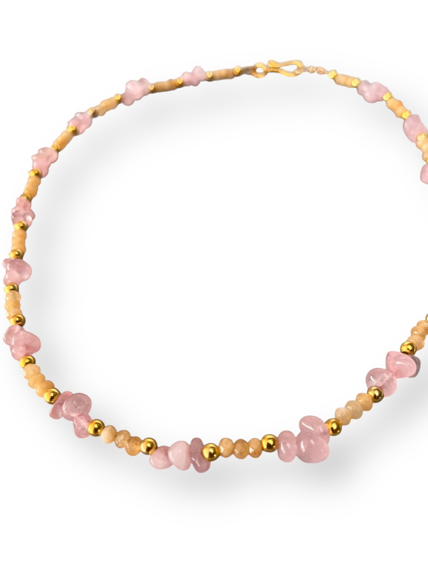 Krystal halskæde med honning calcite 4 mm og organiske rosakvarts krystaller, varmt og blidt udtryk, lavet af Monnas Smykkedesign