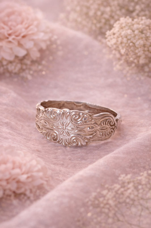 Detalje af symetisk ske ring lavet af gammelt bestik – elegant håndlavet vintage smykke.