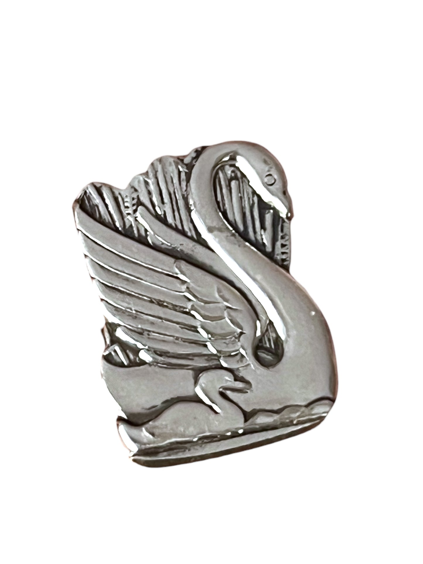 Detalje af svane broche lavet af gammelt bestik – elegant håndlavet smykke.