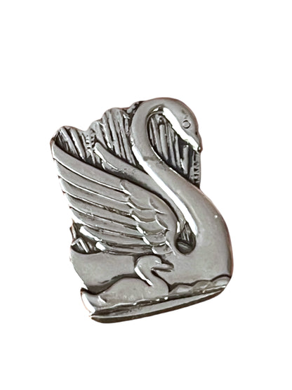 Detalje af svane broche lavet af gammelt bestik – elegant håndlavet smykke.