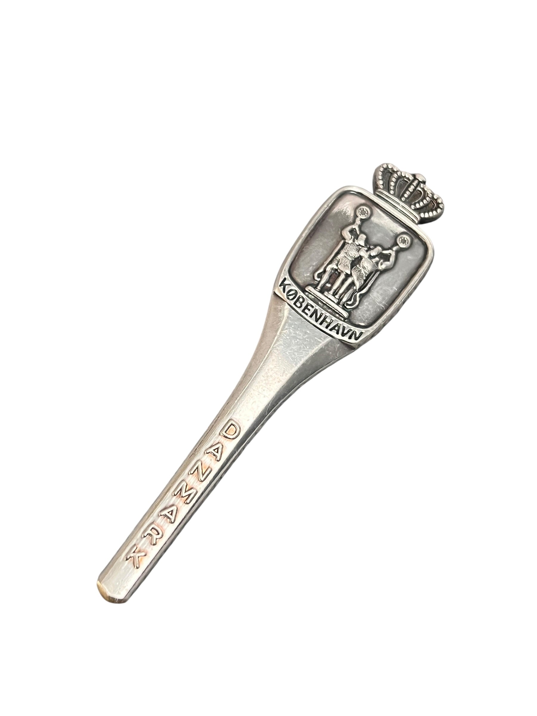Håndlavet broche af gammelt bestik med teksten Danmark og klassisk motiv, unik brochenål lavet af ske, lavet af Monnas Smykkedesign