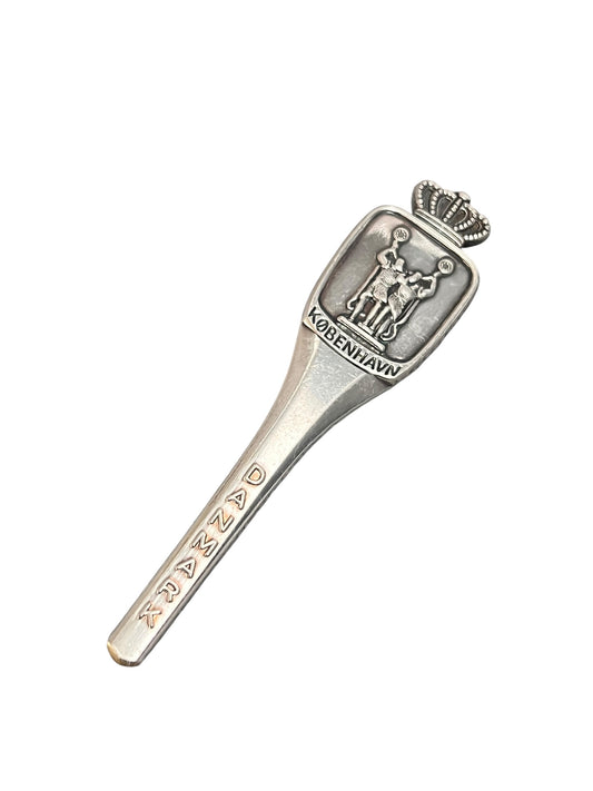 Håndlavet broche af gammelt bestik med teksten Danmark og klassisk motiv, unik brochenål lavet af ske, lavet af Monnas Smykkedesign