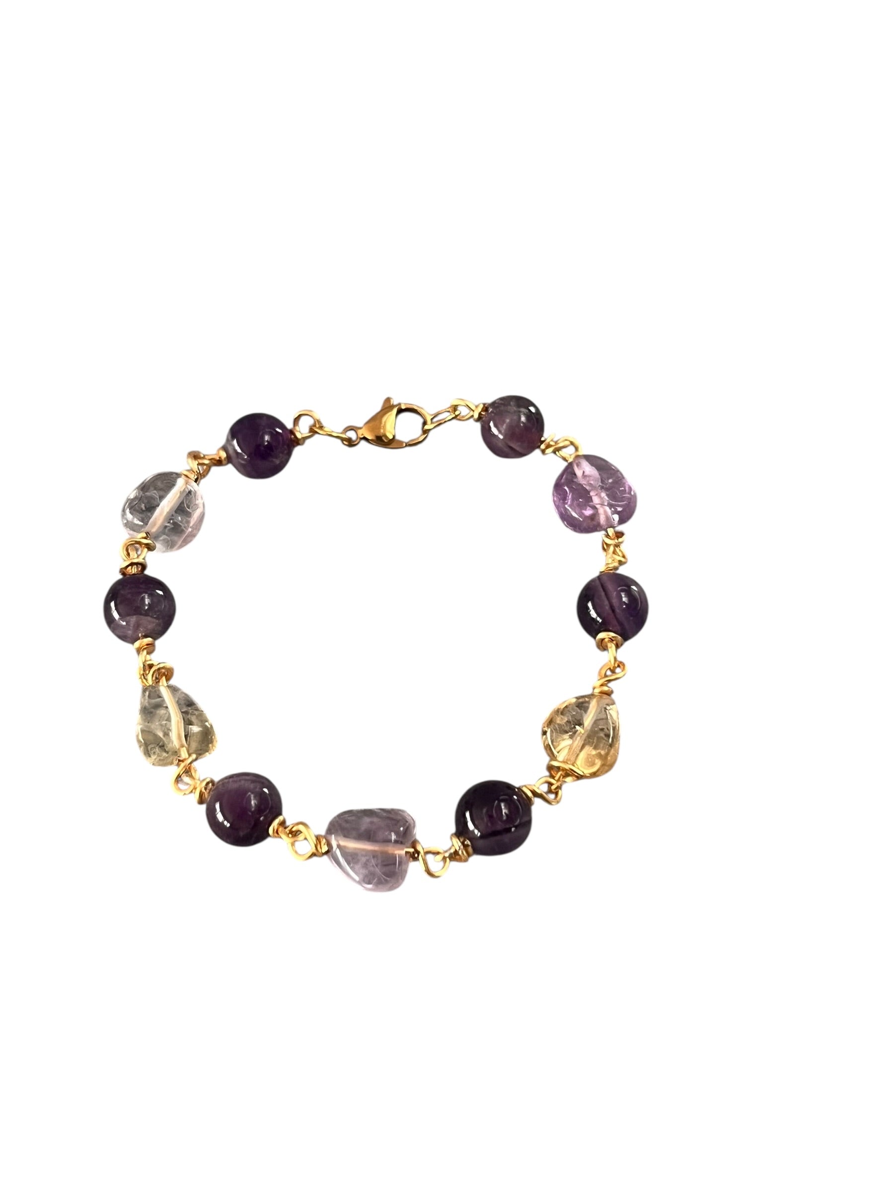 Detalje af krystal armbånd med ametyst og citrine, håndlavet armbånd med lilla og gyldne krystaller, lavet af Monnas Smykkedesign