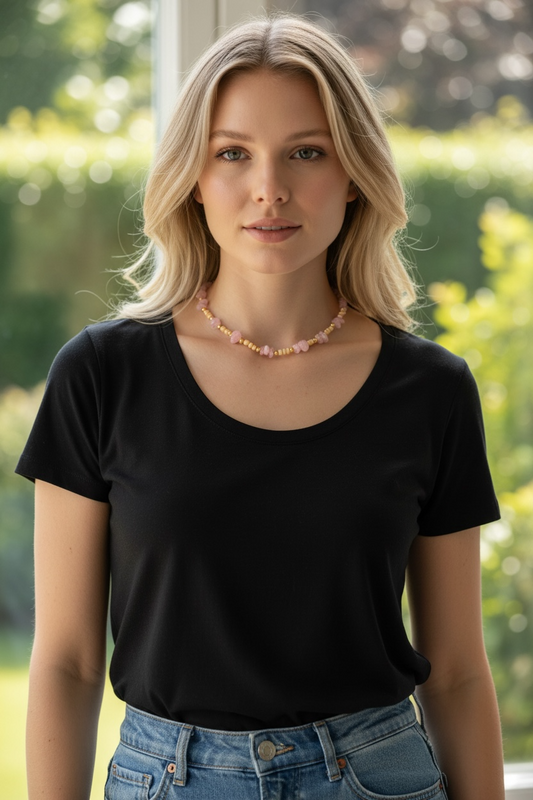 Krystal halskæde med honning calcite og rosakvarts båret på model, halskæde med krystaller i varme feminine farver, lavet af Monnas Smykkedesign