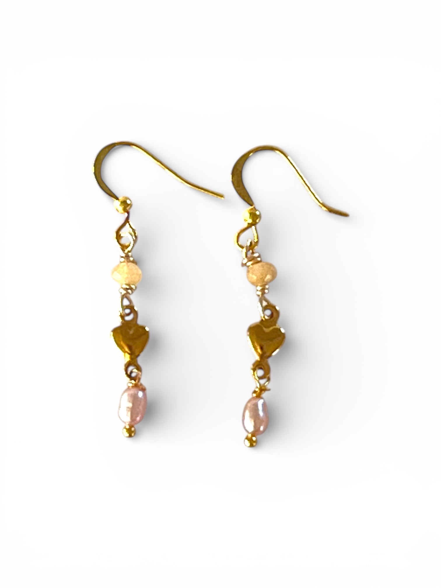 Peach ørering med aventurine, ægte rosa ferskvandsperle og gyldent hjerte – håndlavet elegant smykke.