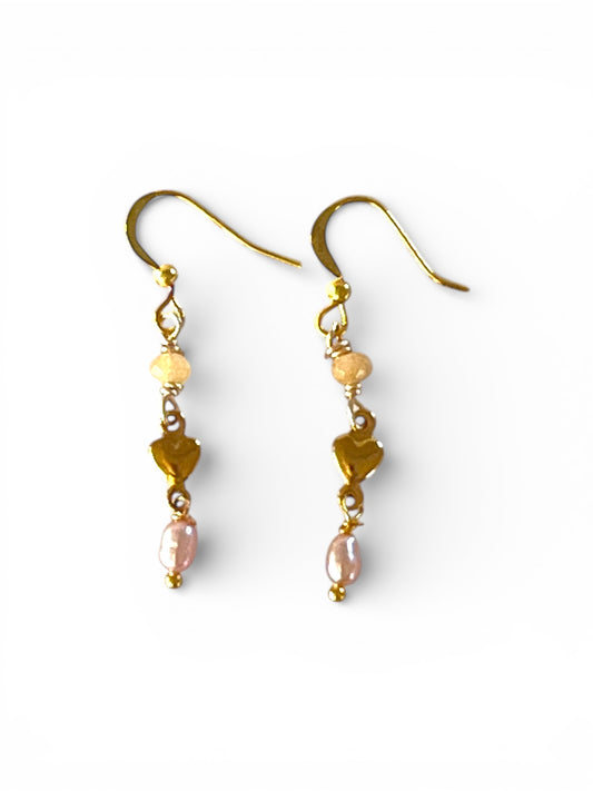 Peach ørering med aventurine, ægte rosa ferskvandsperle og gyldent hjerte – håndlavet elegant smykke.