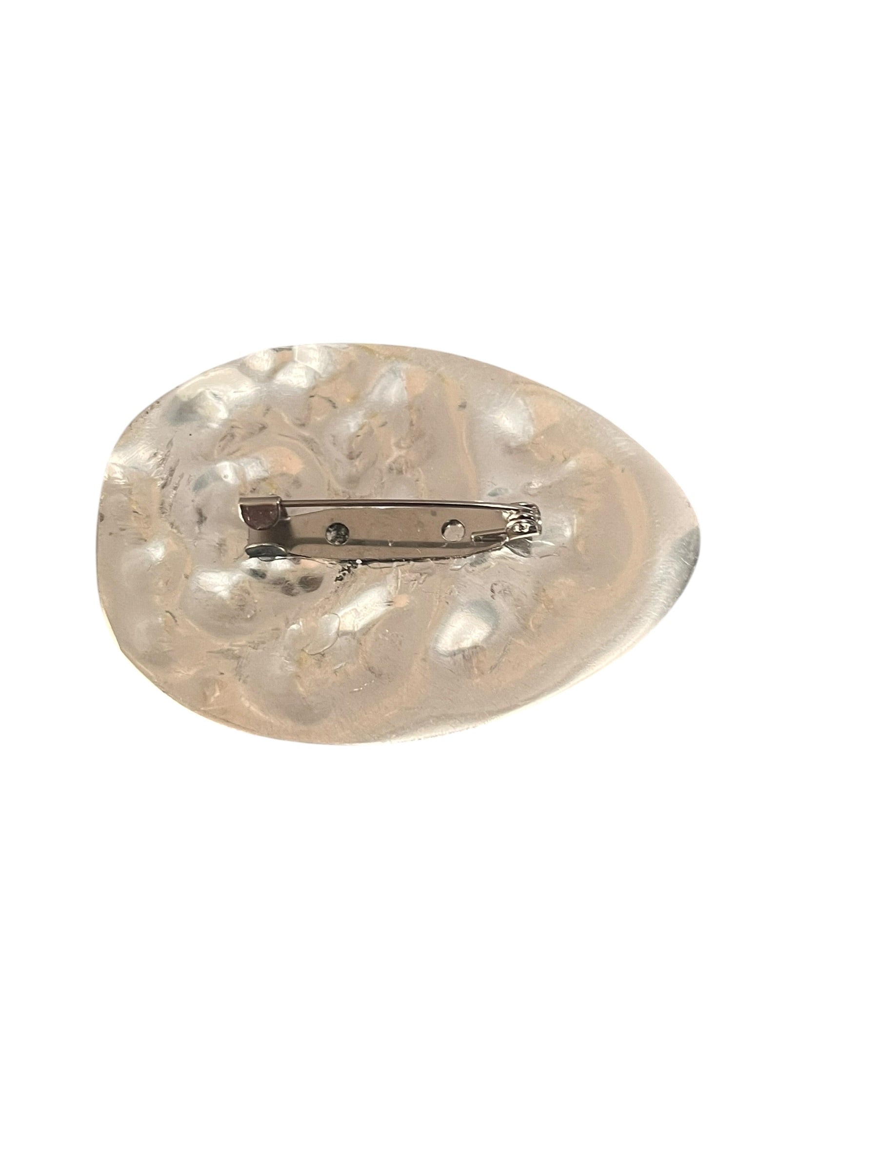 Håndlavet broche af spiseske båret på jakke, ske broche med oval form og levende struktur, lavet af Monnas Smykkedesign