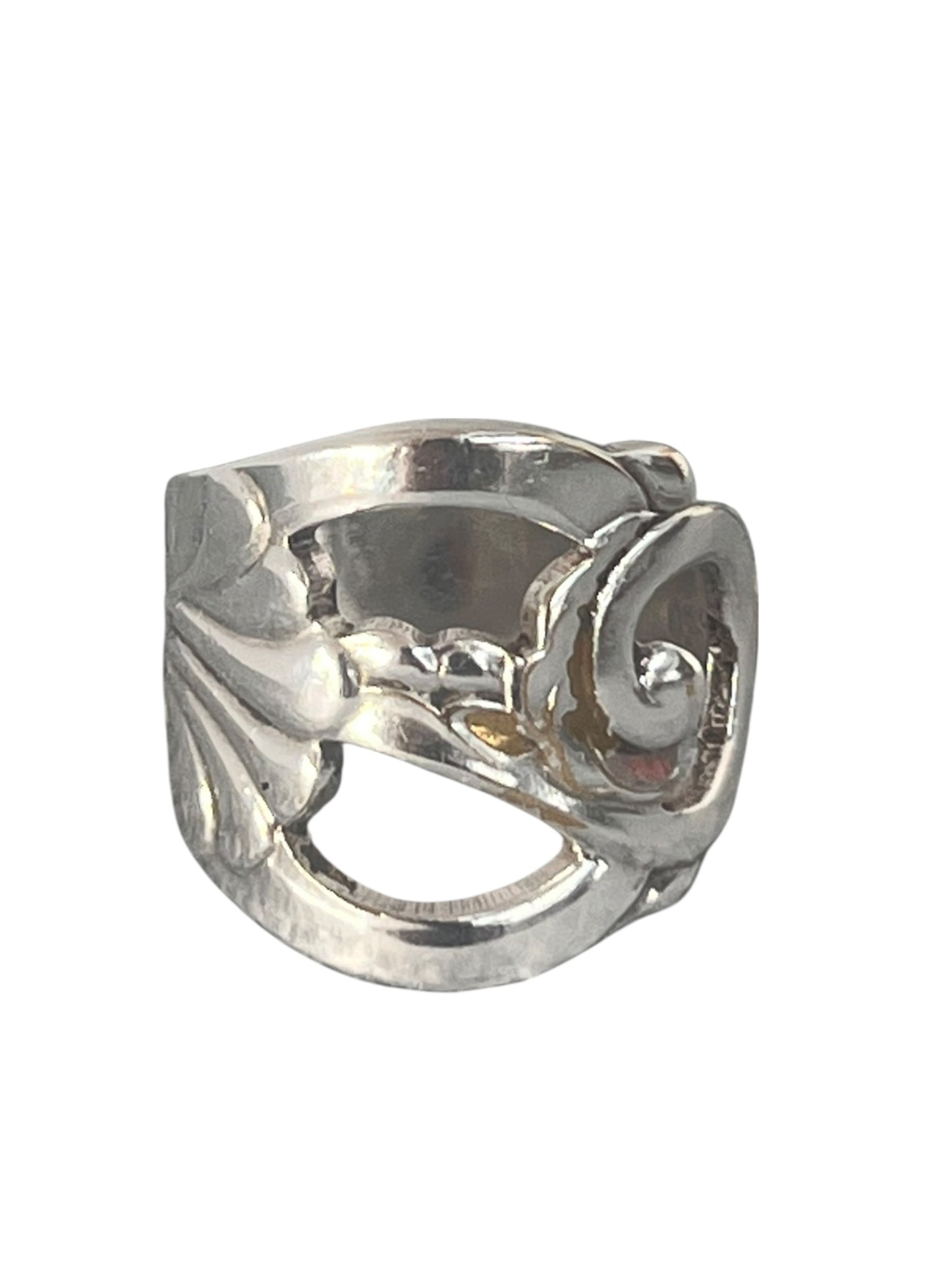Ske ring med hulmønster og snirklede krummelurer, let og luftig ring af gammelt bestik der fylder smukt på fingeren, lavet af Monnas Smykkedesign