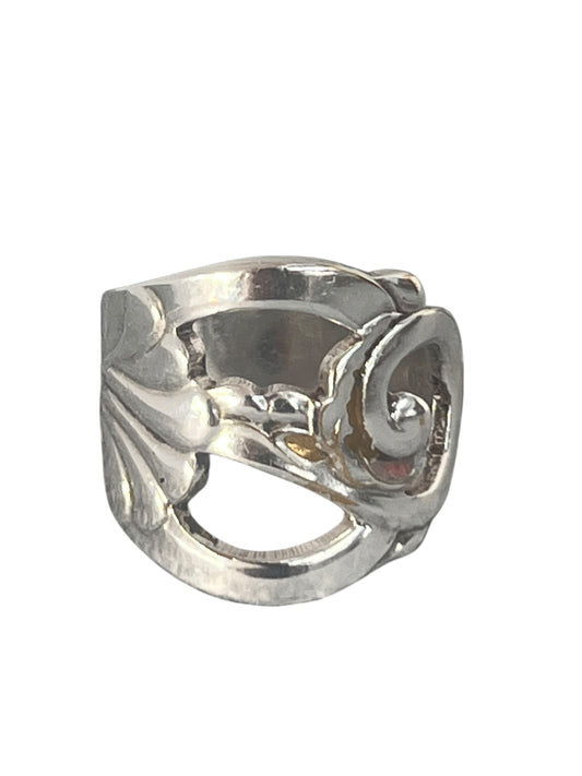 Ske ring med hulmønster og snirklede krummelurer, let og luftig ring af gammelt bestik der fylder smukt på fingeren, lavet af Monnas Smykkedesign