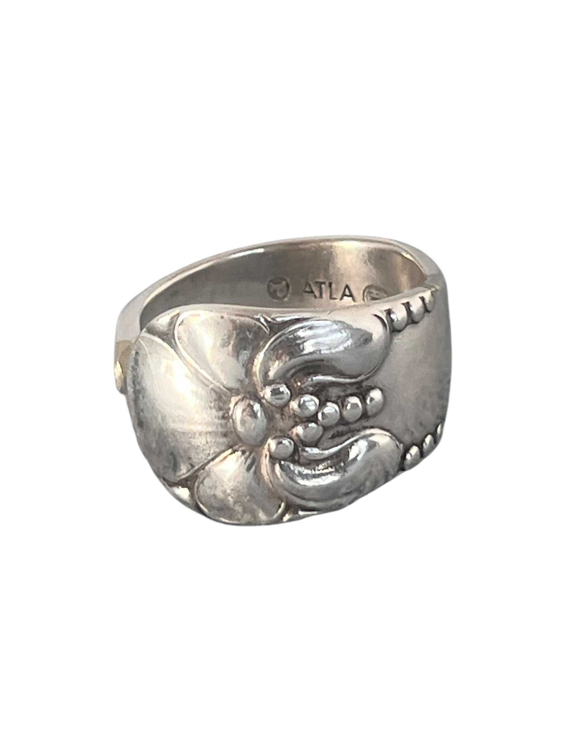 Ske ring med ophævet erantisblomst og fine støvfangere, ring af gammelt bestik i sølvplet, lavet af Monnas Smykkedesign