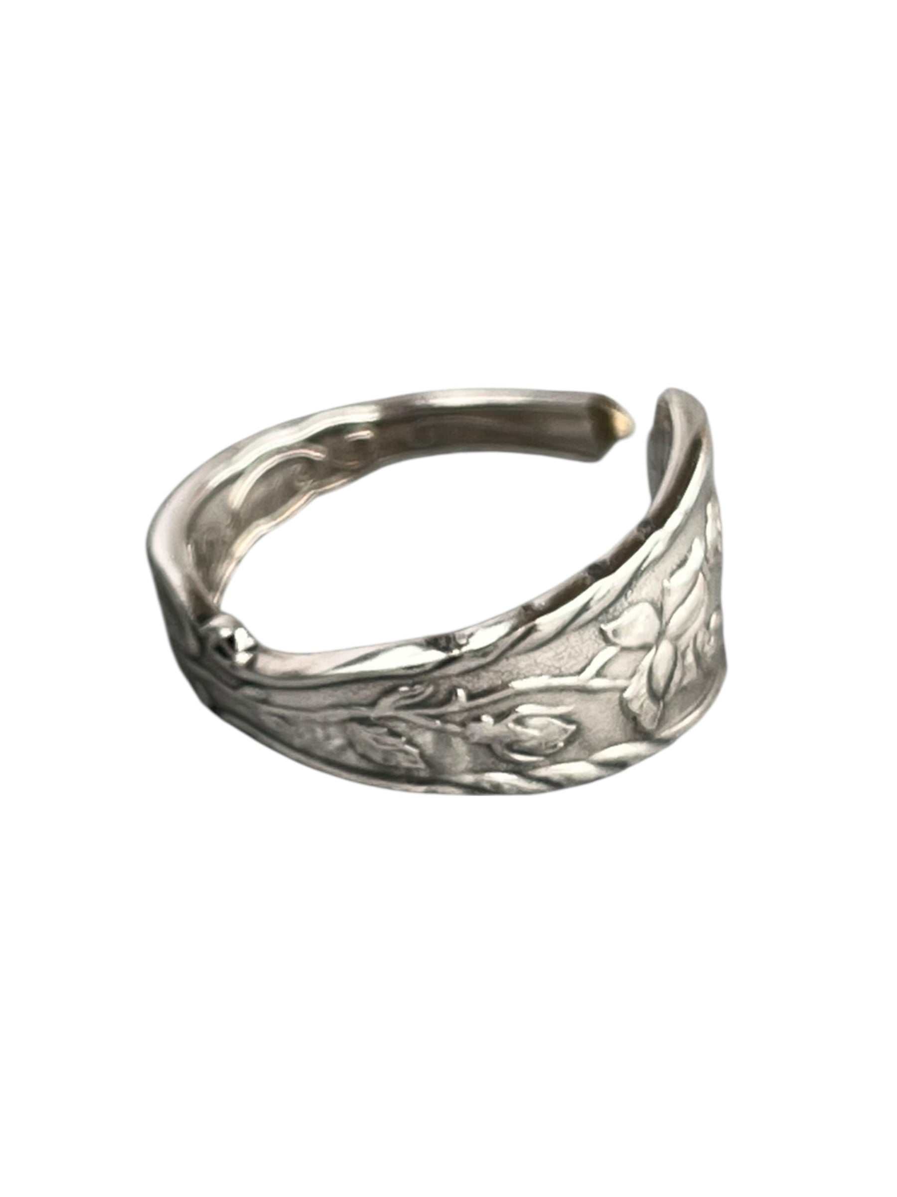 unika-ring-haandlavet-af-gammelt-bestik-statement-ring-genbrugssmykke-lavet-af-Monnas-Smykkedesign