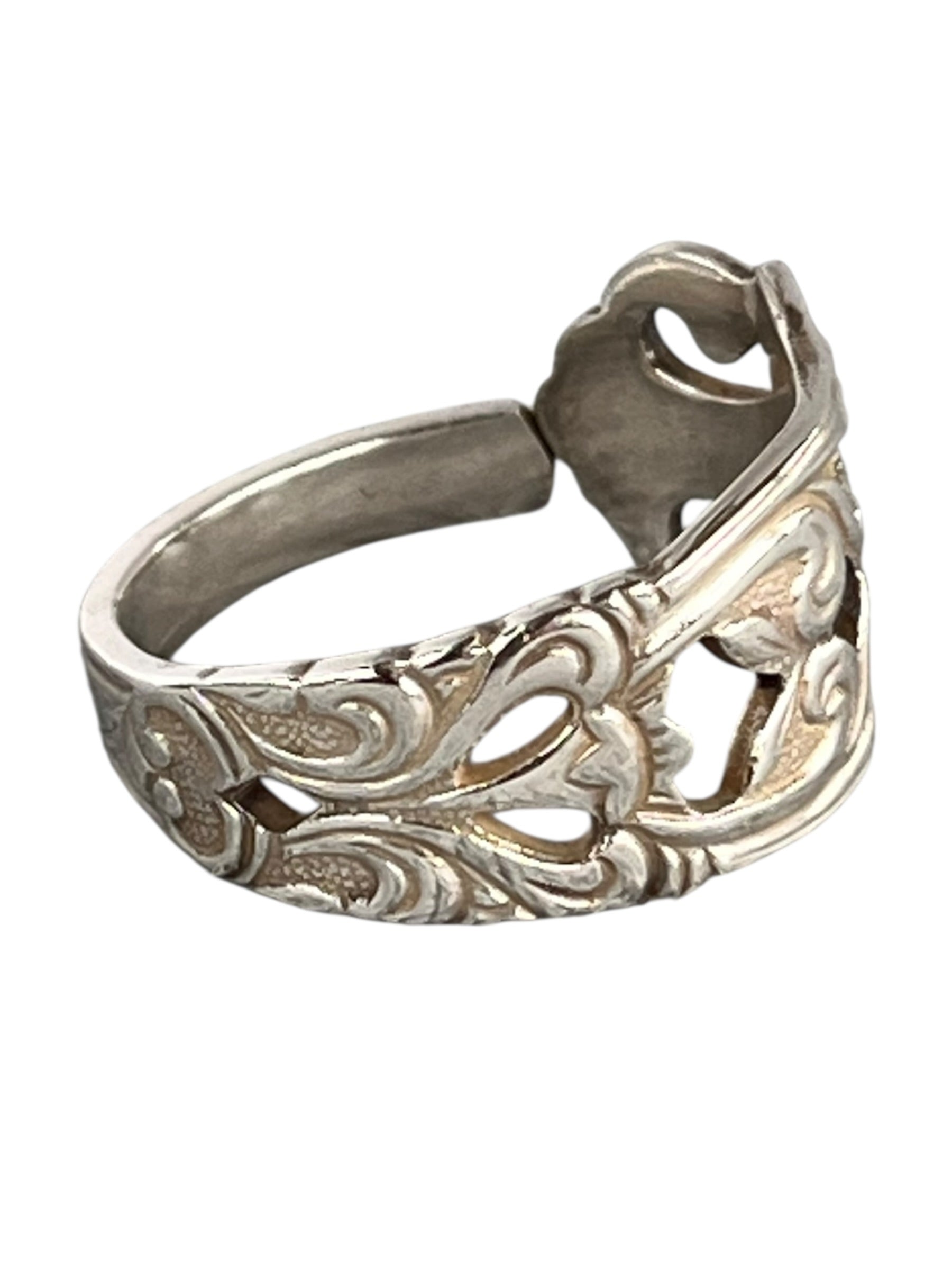 unika-ring-haandlavet-af-gammelt-bestik-statement-ring-genbrugssmykke-lavet-af-Monnas-Smykkedesign