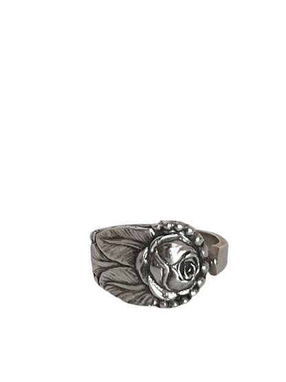Genbrugssmykke – ring af gammelt bestik med klassisk rose og gammeldags mønster, lavet af sølvplet teske. Lavet af Monnas Smykkedesign