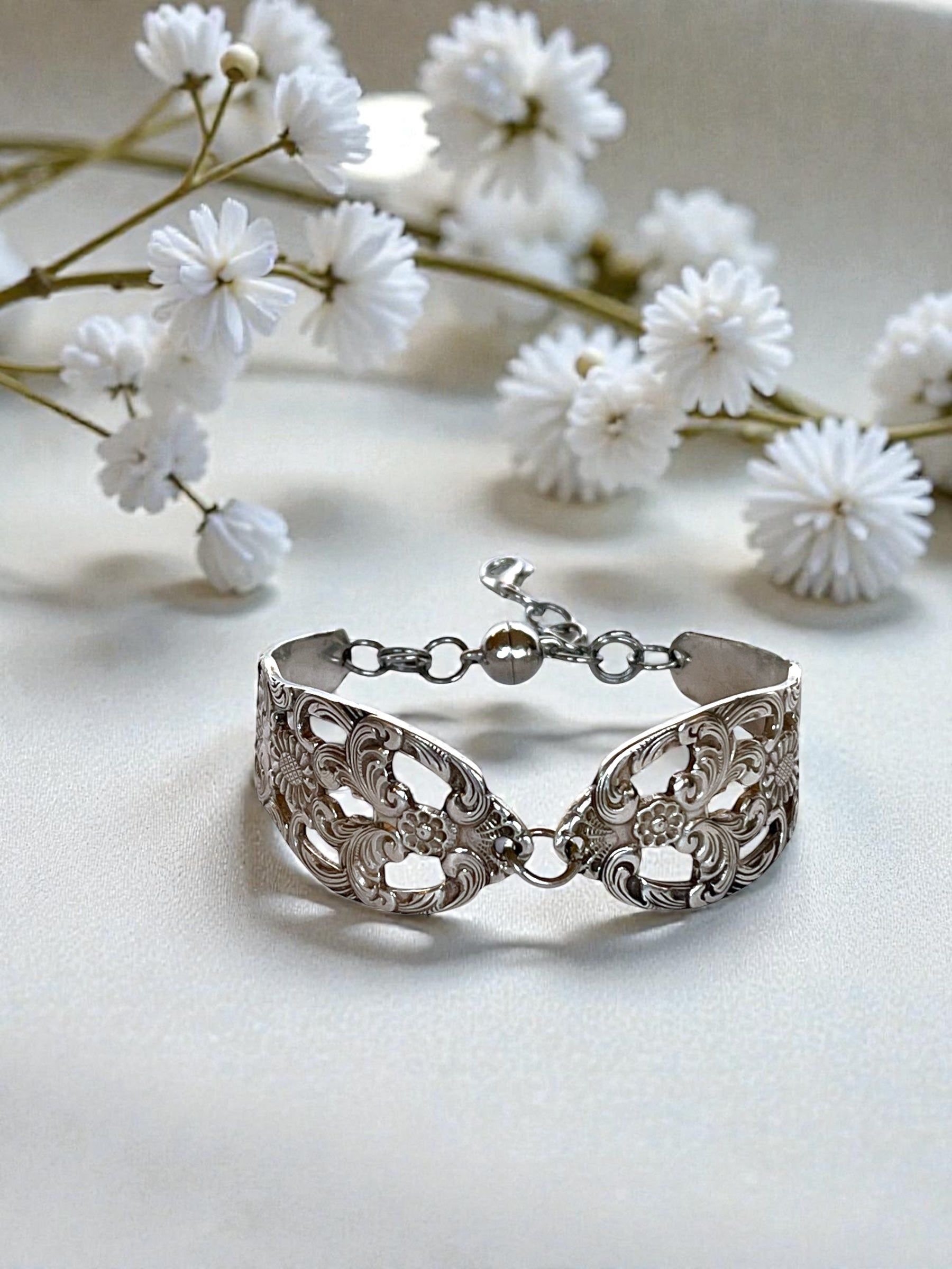Armbånd af gammelt bestik, håndlavet vintage smykke i antikt sølv