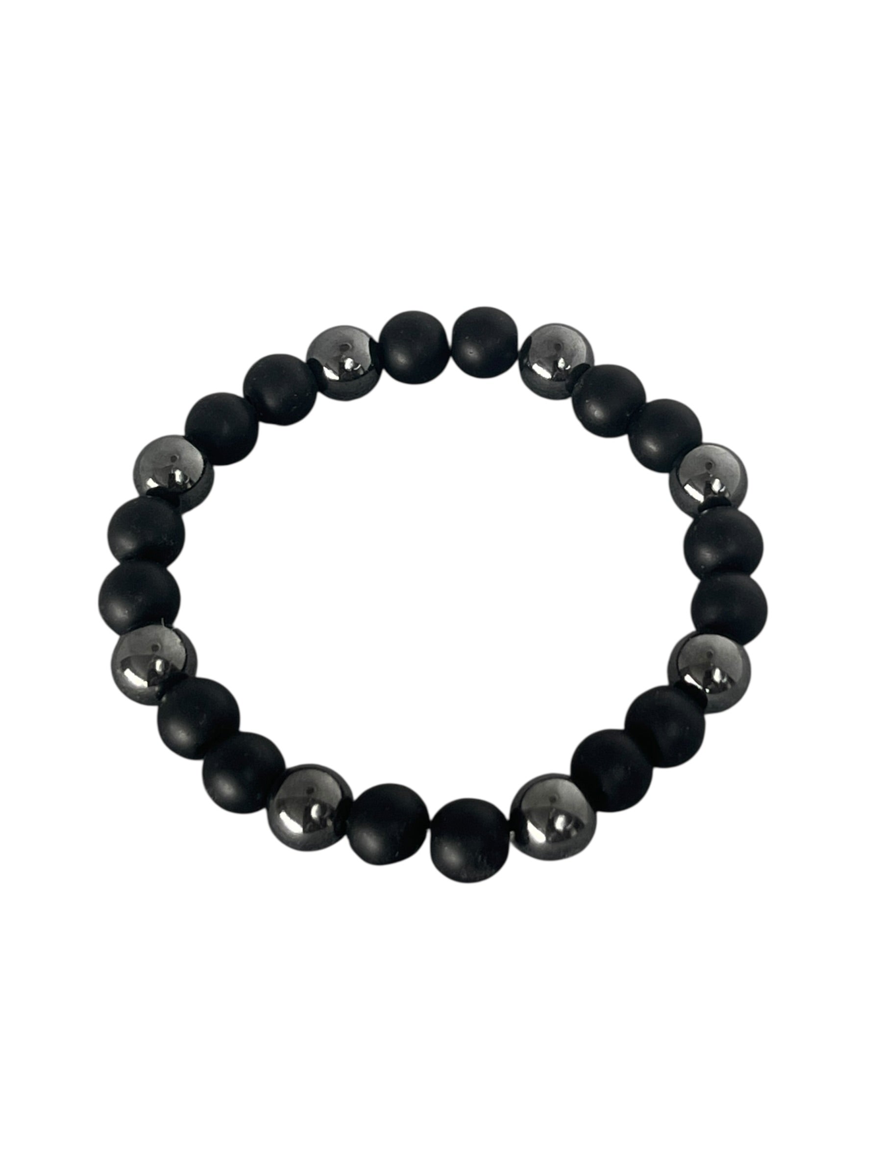 Hæmatit og sort onyx Krystal armbånd sammensat af naturlige sten med unikke nuancer og teksturer, skabt som et enkelt og personligt smykke, lavet af Monnas Smykkedesign