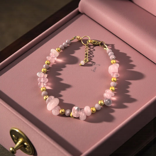 Krystal armbånd med rosakvarts, håndlavet armbånd med krystaller i klar rosa farve og slebne sten i uens størrelser lavet af Monnas Smykkedesign