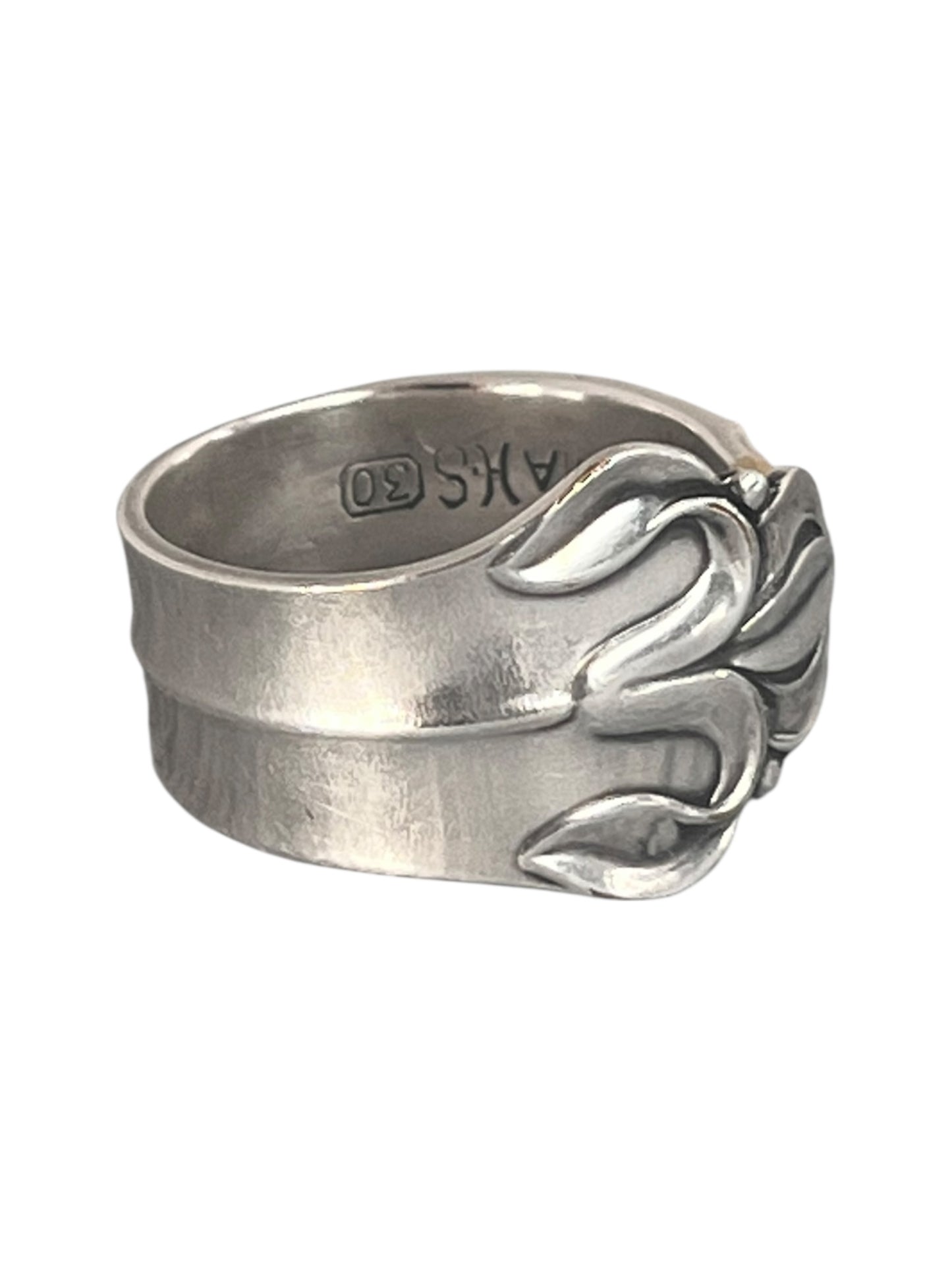 Ske ring lavet af gammel teske med diskret blomsterknop for enden, ring af gammelt bestik i roligt udtryk, lavet af Monnas Smykkedesign