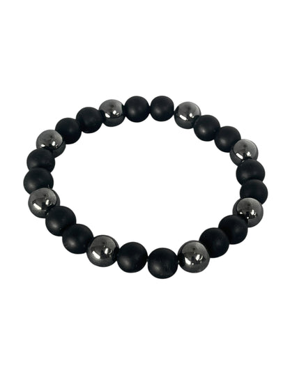 Hæmatit og onyx Krystal armbånd med ægte krystaller og smukke farvespil, et håndlavet smykke inspireret af naturens former, lavet af Monnas Smykkedesign