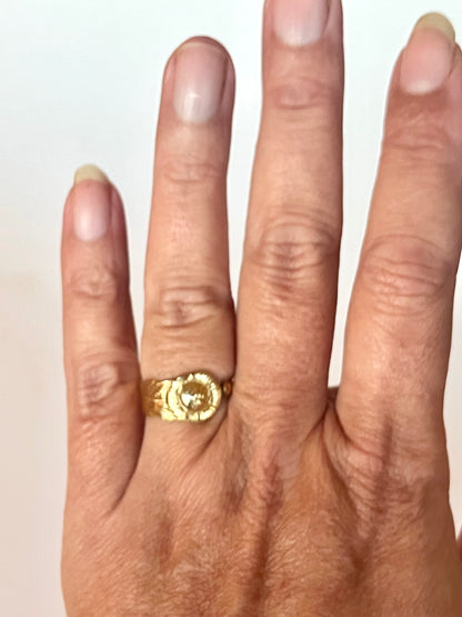 Detalje af Golden Rose Ring lavet af gammelt bestik – elegant håndlavet forgyldt smykke.