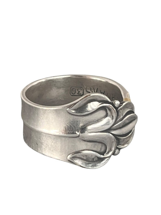 Ske ring med enkelt blomsterknop-motiv, ring af gammelt bestik lavet af teske i sølvplet, lavet af Monnas Smykkedesign