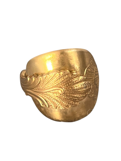 Nærbillede af forgyldt ring med rigt dekoreret blad og art deco-inspirerede linjer, ring af gammelt bestik, lavet af Monnas Smykkedesign