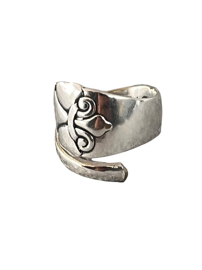 Spiral ring med fransk lilje båret på hånd, justerbar ring af gammelt bestik, lavet af Monnas Smykkedesign
