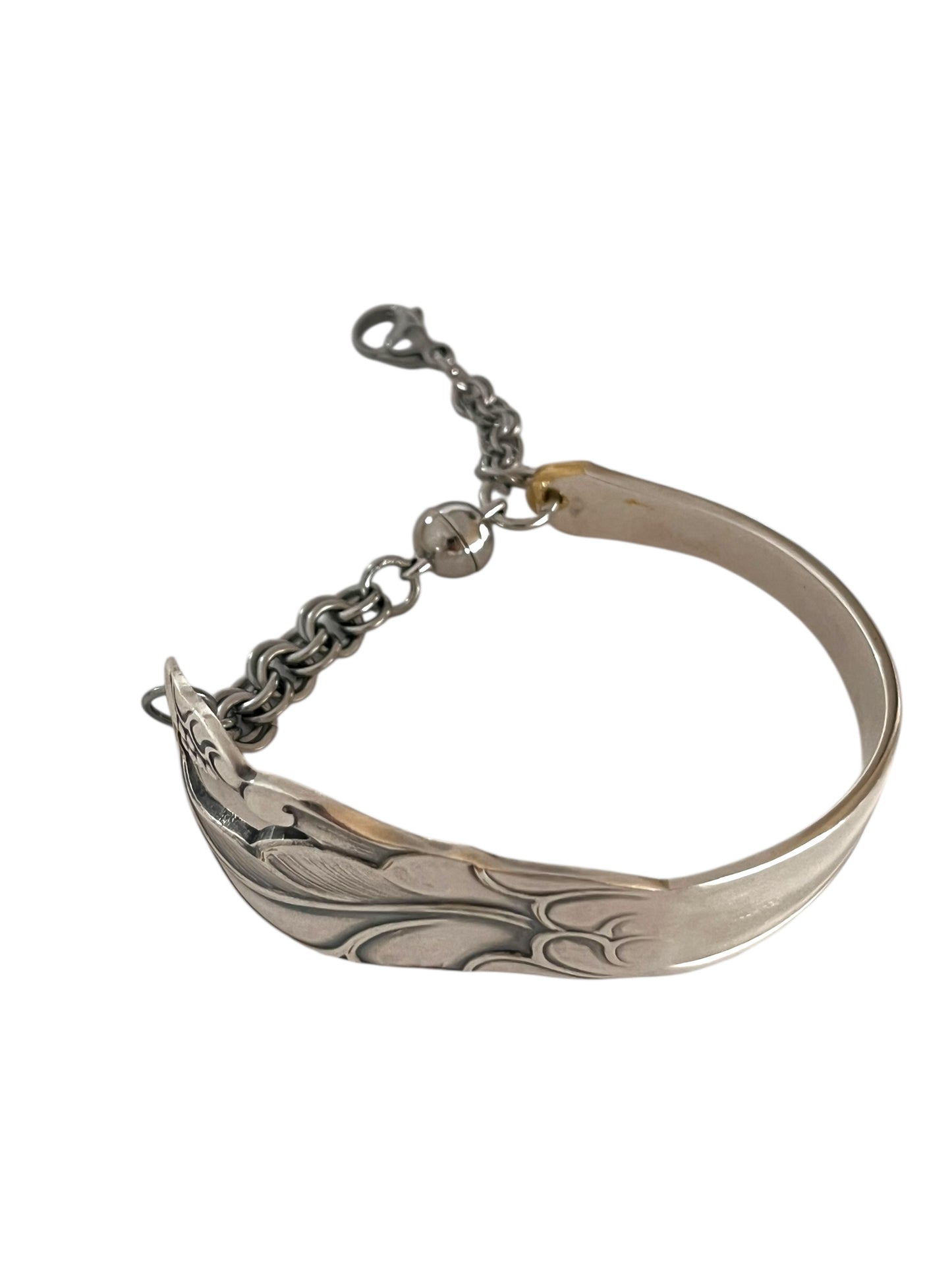 smykke lavet af en sølvske, skeen har et mønster af et blad fra et egetræ.  armbåndet er et helt unikt smykke lavet fra antikt bestik , lavet af Monnas Smykkedesign