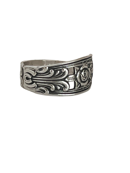 Unik ring af antik svensk teske, genbrugssmykke med gammeldags blomsterornamentik og let udtryk, håndlavet af gammelt bestik. Monnas Smykkedesign