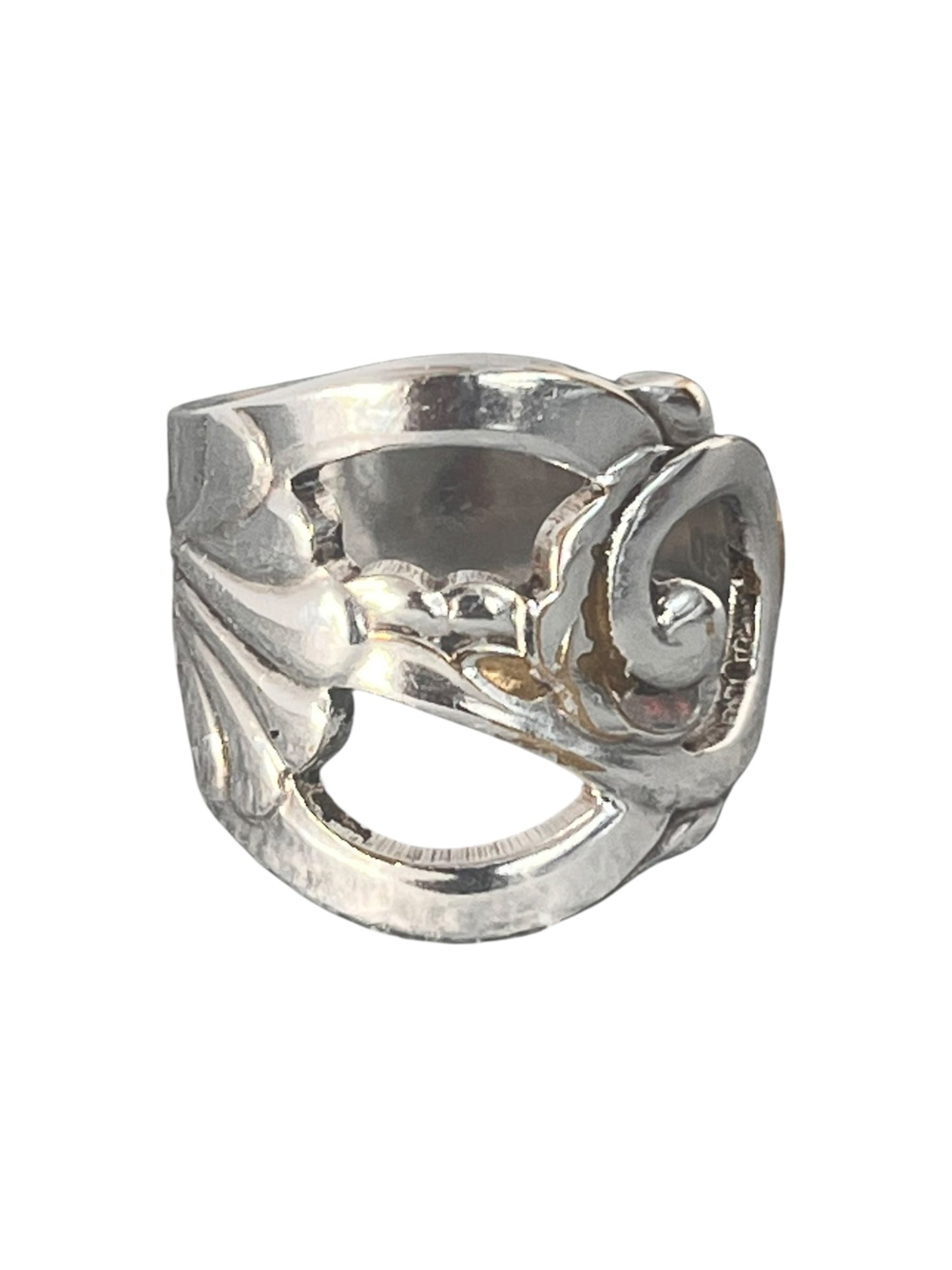 Ske ring med kunstnerisk blomsterform og åbent mønster, statement ring af gammelt bestik med let udtryk, lavet af Monnas Smykkedesign