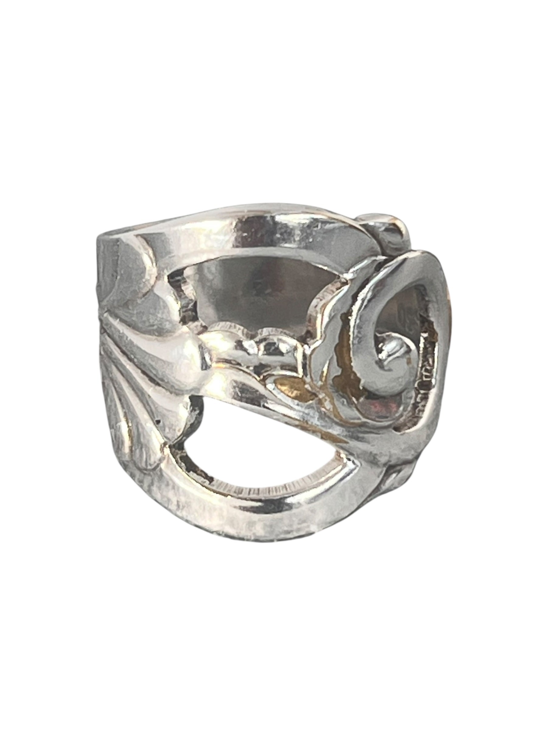 Ske ring med kunstnerisk blomsterform og åbent mønster, statement ring af gammelt bestik med let udtryk, lavet af Monnas Smykkedesign