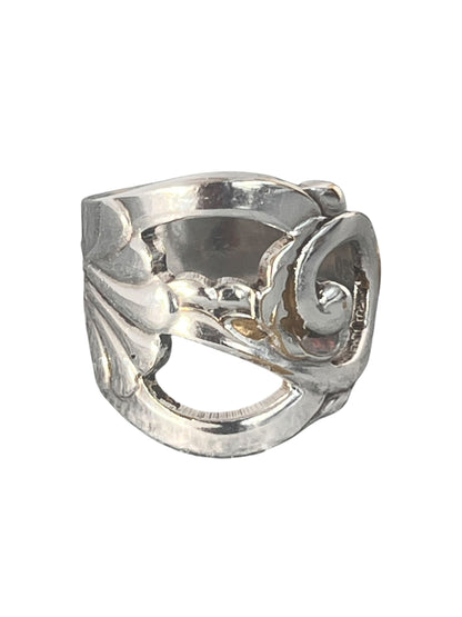 Ske ring med kunstnerisk blomsterform og åbent mønster, statement ring af gammelt bestik med let udtryk, lavet af Monnas Smykkedesign