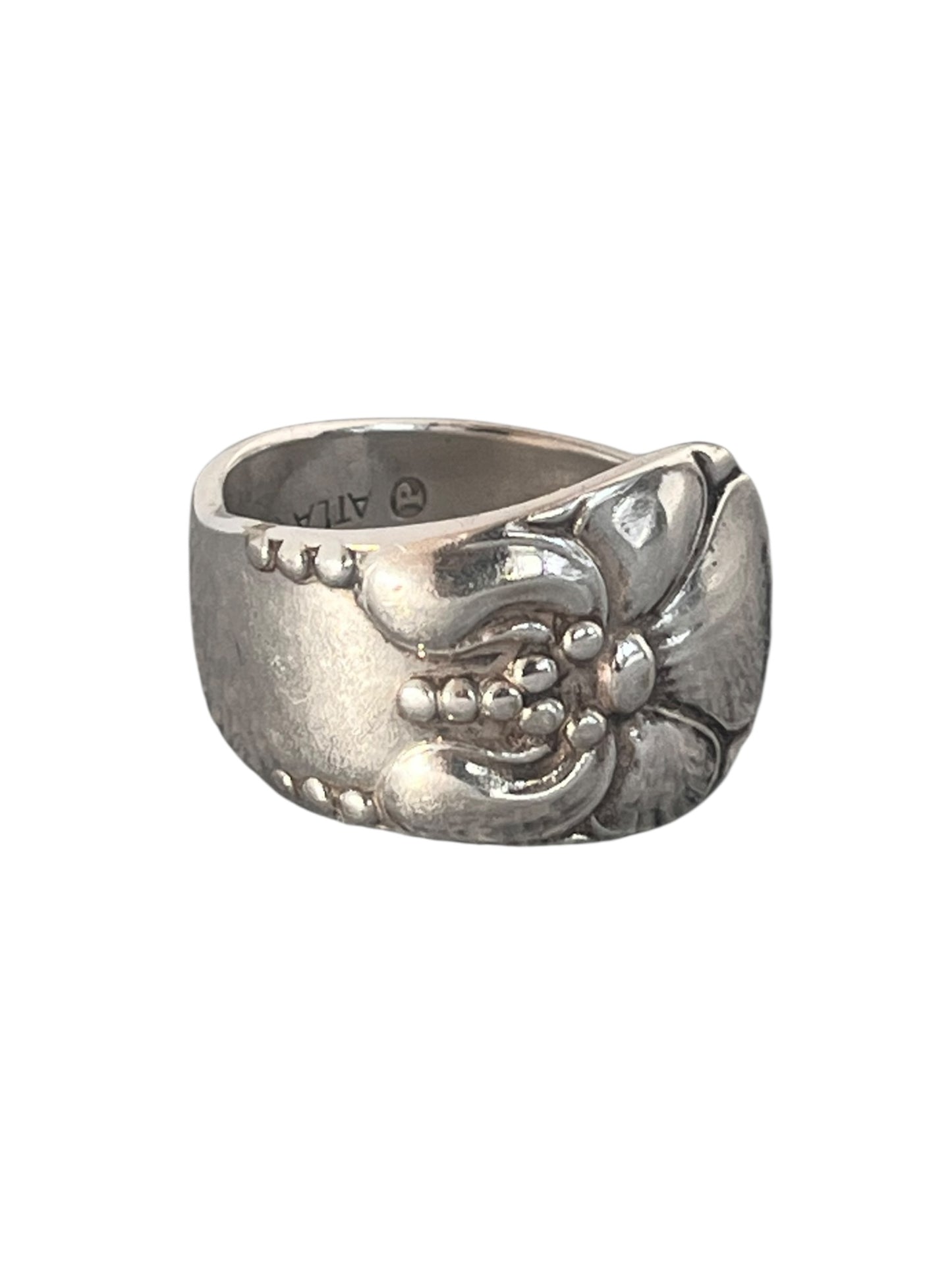 Sidevisning af ske ring med ophævet blomstermotiv, let og yndig ring af gammelt bestik, lavet af Monnas Smykkedesign