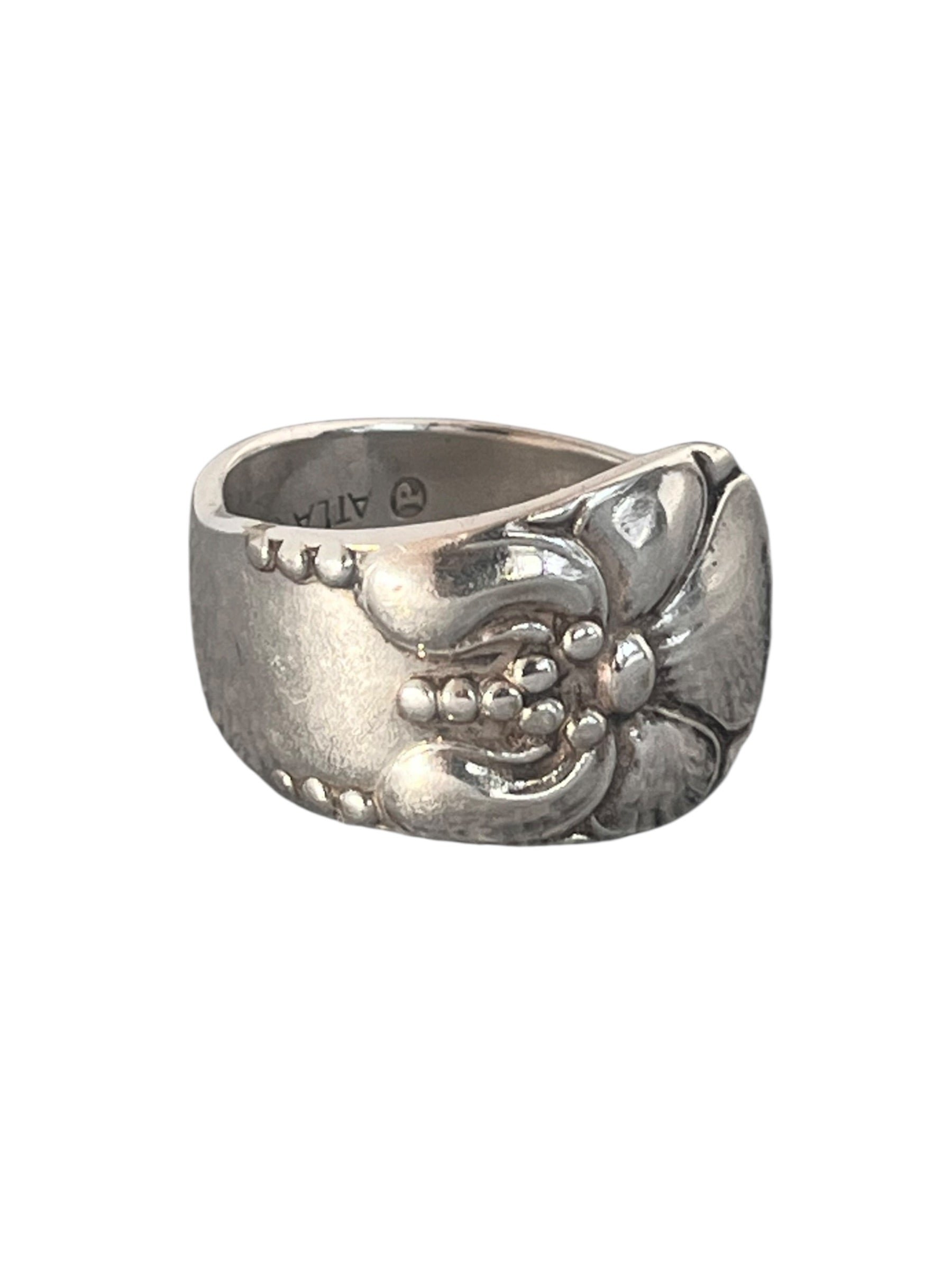 Sidevisning af ske ring med ophævet blomstermotiv, let og yndig ring af gammelt bestik, lavet af Monnas Smykkedesign