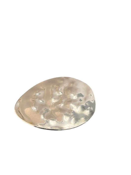 Håndlavet broche af gammelt bestik formet af stor spiseske med bulet overflade og smukt lysspil, lavet af Monnas Smykkedesign