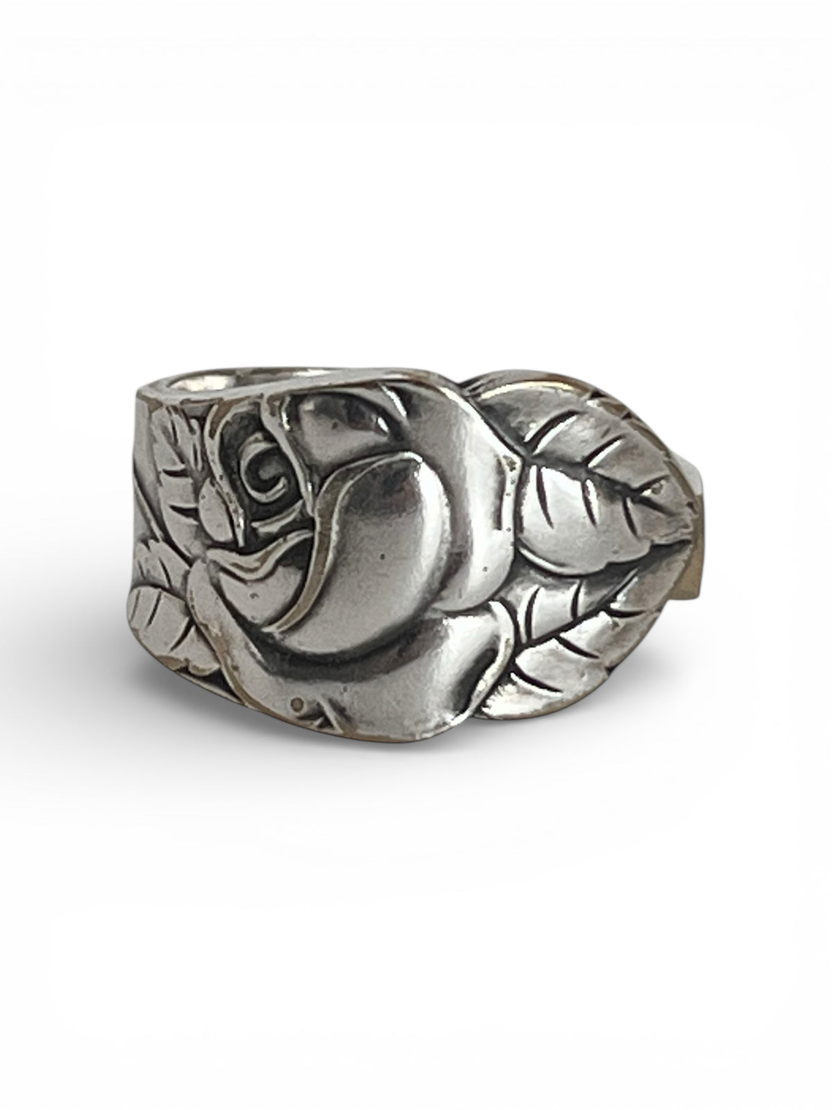 Detaljerig rosenring af gammelt bestik med blade og gren, botanisk inspireret ring i sølvplet med patina, lavet af Monnas Smykkedesign