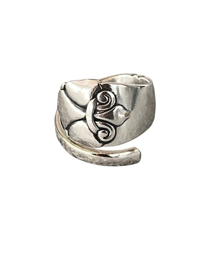 Spiral ring af gammelt bestik med fransk lilje motiv, justerbar ske ring håndlavet i sølvplet, lavet af Monnas Smykkedesign