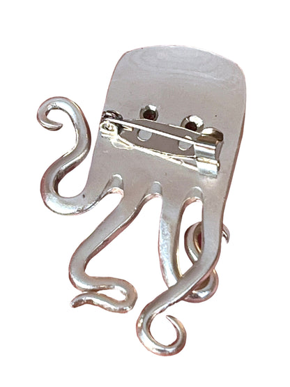 Detalje af blæksprutte broche lavet af gammelt bestik – elegant håndlavet smykke.