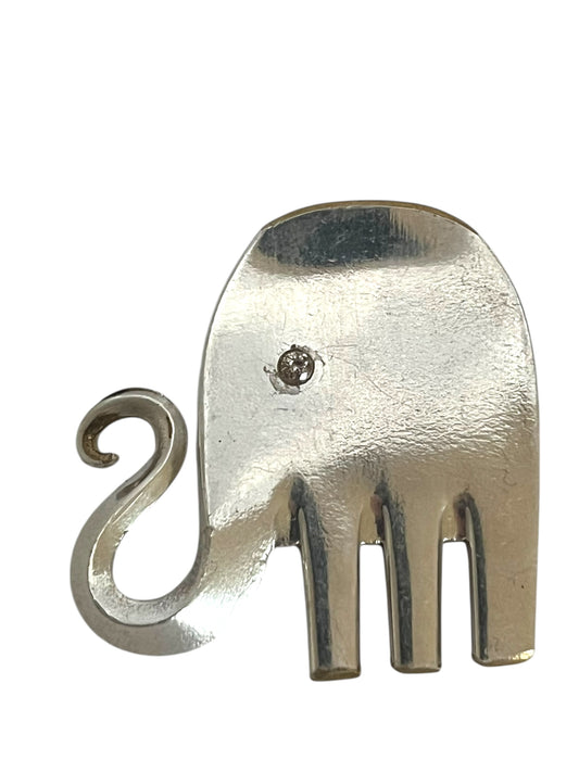 Elefant broche af gammelt bestik – håndlavet vintage smykke i genbrugt sølvtøj , lavet af Monnas Smykkedesign