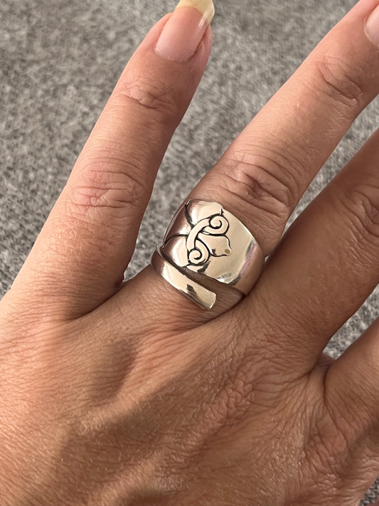 Håndlavet spiral ring med fleur de lis, ring af gammelt bestik formet som justerbar ske ring, lavet af Monnas Smykkedesign