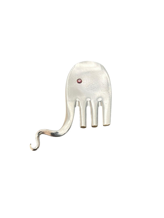 Håndlavet baby elefant broche af gammelt bestik formet af gaffel med lille rød sten som øje, lavet af Monnas Smykkedesign
