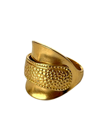 Detalje af 24K forgyldt smykke lavet af gammelt bestik – unikt håndlavet vintage smykke.