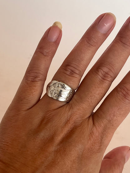 Ring af gammelt bestik båret på hånden, diskret blomsterring i sølvplet lavet af genbrugt teske - lavet af Monnas Smykkedesign 